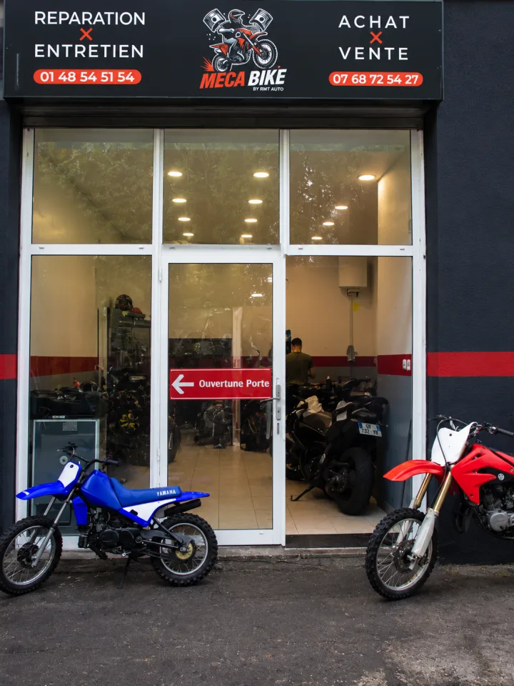 Façade Mecabike, avec deux motos devant l’entrée.